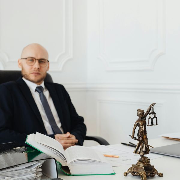 Avocat à son bureau