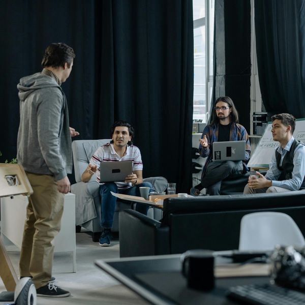 Équipe startup en réunion